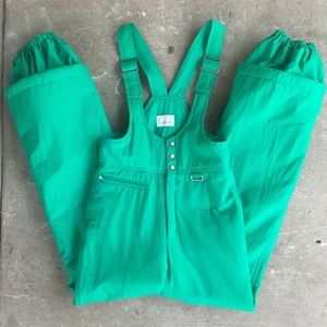 Perfect green overall ski pants!
